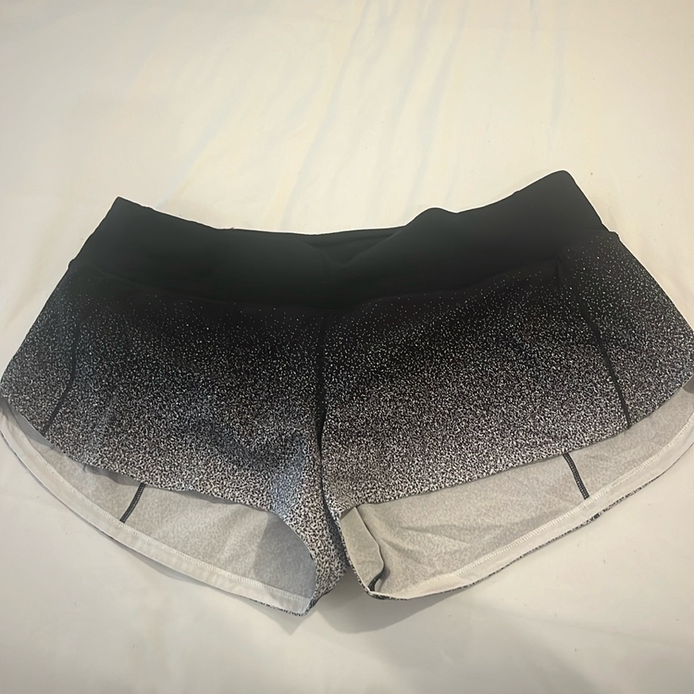 Lululemon shorts/ size 8 reg/ black and white 2.5”